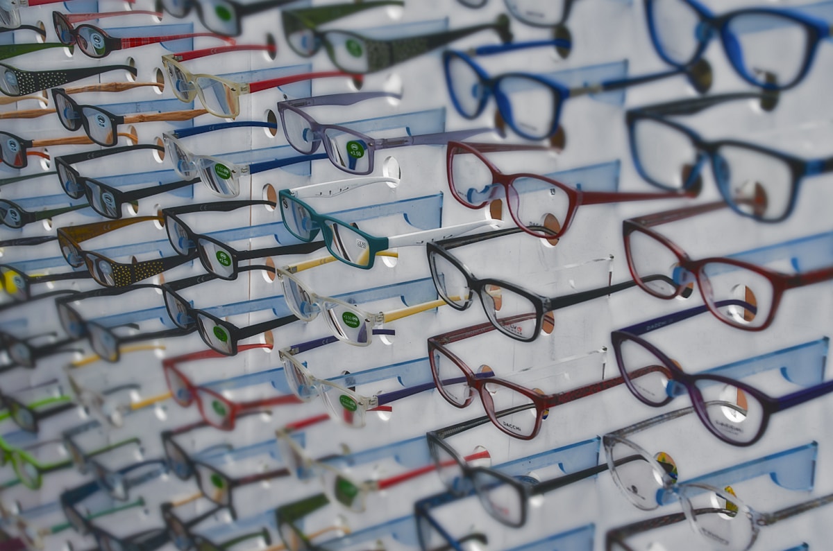 Side-by-side comparison of progressive and bifocal lens diagrams